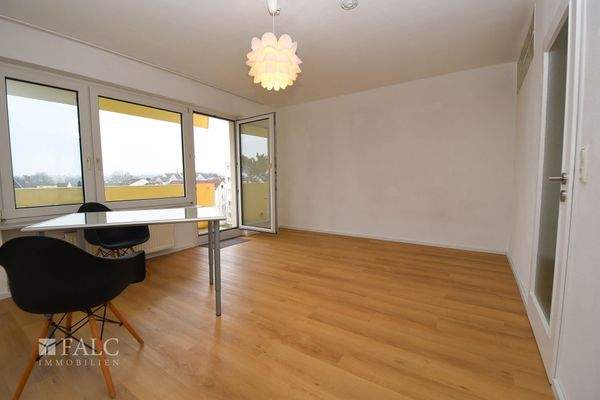 Blick Wozi zum Balkon von links