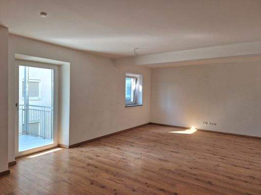 Wohn-Essbereich mit Zugang zum großen Balkon