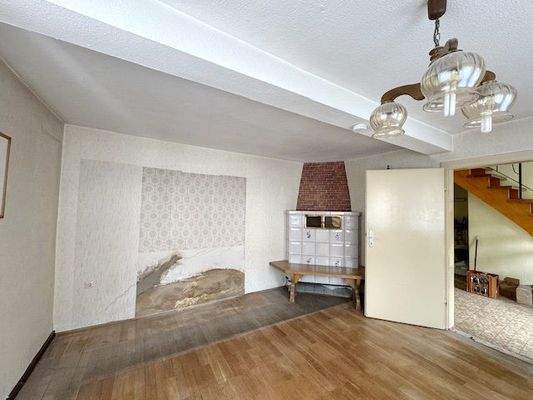 Wohnzimmer im EG mit Kacheleofen 