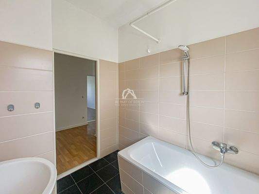 modern gefliestes Wannenbad