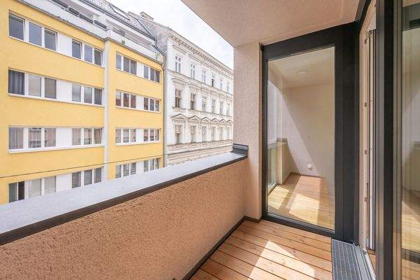 Wohnzimmer mit südseitiger Loggia