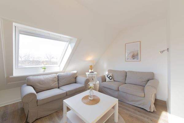 Wohnbereich mit großem Fenster 