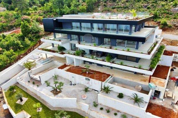 Modernes Luxusleben in Hanglage