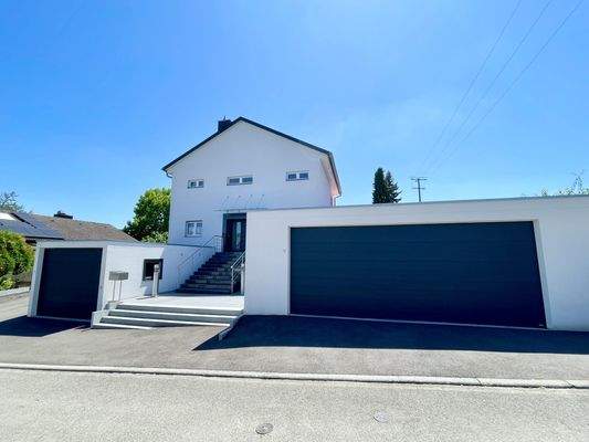 Frontansicht mit Garagen