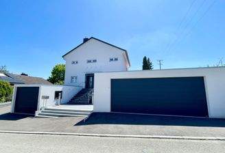 Frontansicht mit Garagen