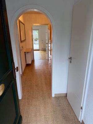 Hauseingangsbereich u. Flur
