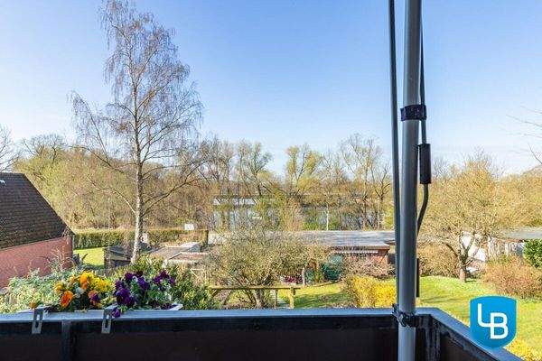 OG: ... mit Blick in den Garten bis zum See