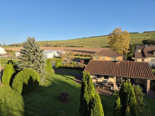 Rückwärtiges Grundstück mit Garten- bzw. Partyhaus