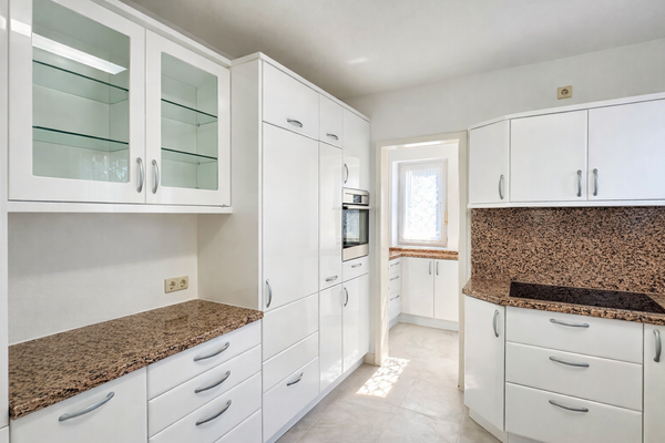 Helle moderne Küche mit Granitflächen