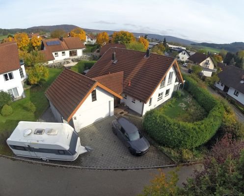 Luftaufnahme Haus, Stellplätze &amp; Garage