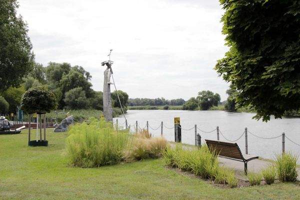 Kunst an der Uferpromenade.JPG