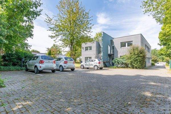 Parkplätze mit 4 Elektro-Ladesäulen