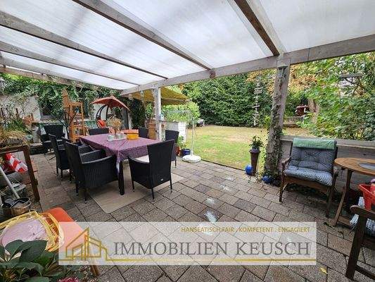 Große überdachte Terrasse hinten