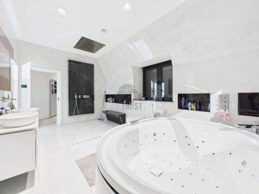 großes Badezimmer mit Ankleide