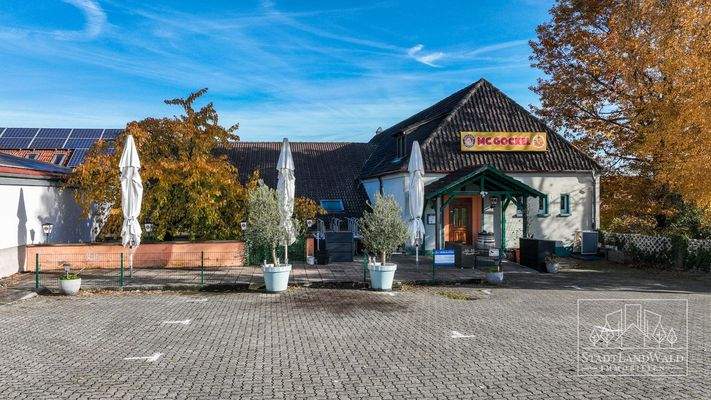 Restaurant Eingang mit Biergarten und Parkplatz