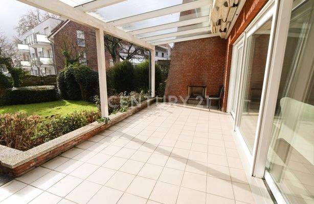 Überdachte Terrasse mit Kamin