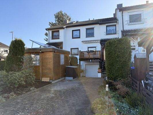 ...Hofeinfahrt mit Garage