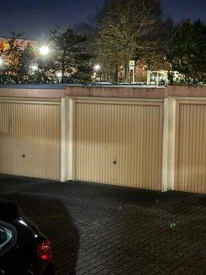 19 Hof mit mittl. Garage