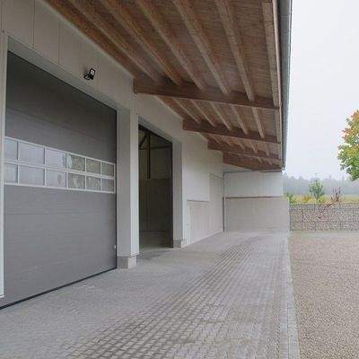 überdachter Ladebereich