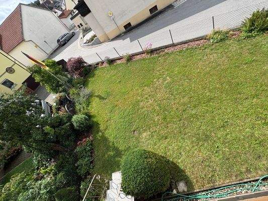 Blick in Garten vom Balkon