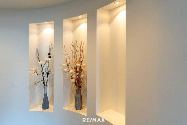 Beleuchtete Nischen im Gang