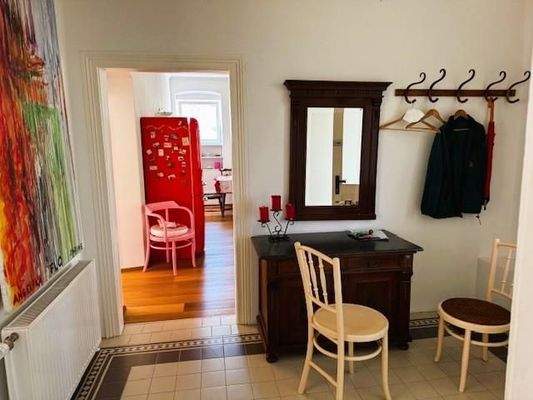 Vorraum mit Blick in Küche