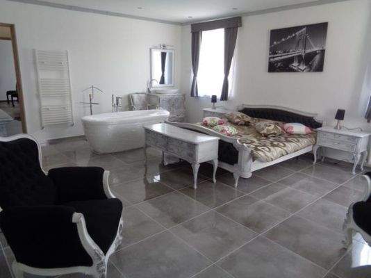 grosses Schlafzimmer mit Wannenbad