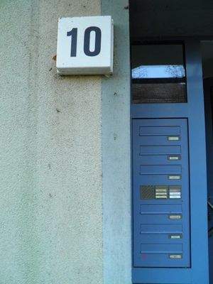 Ansicht Briefkastenanlage u. Hausnummer