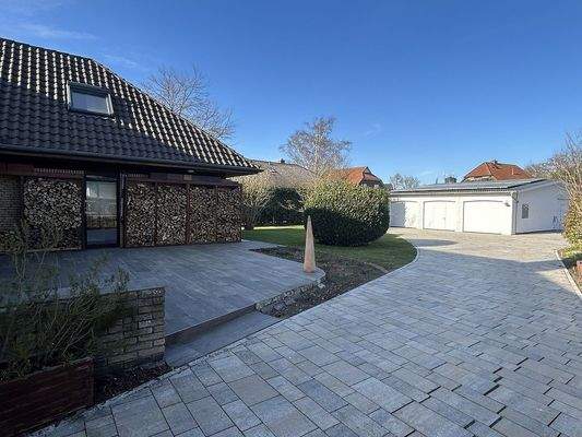 Hof mit Garagengebäude