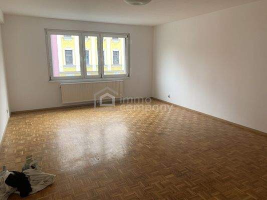 Wohnzimmer mit offener Küche