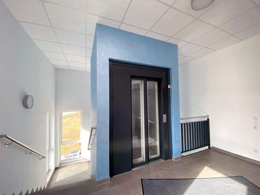 Treppenhaus mit Aufzug