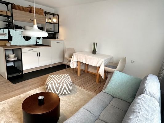 Wohnzimmer + nagelneue offene Küche
