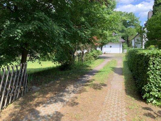 Zufahrt und Nachbarschaft rechts