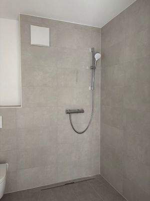 Dusche im Badezimmer