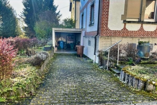 Garage mit Stellplatz