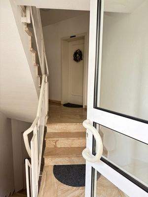 Hauseingang in kleine Treppe zum EG Wohnung