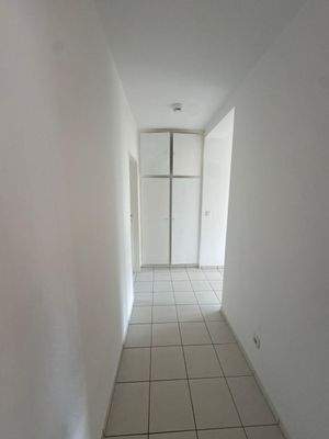 Flur mit weißen Fliesen