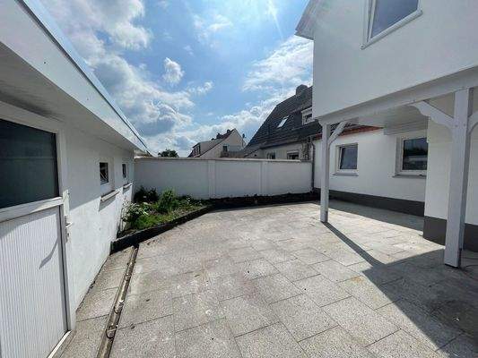 Große Terrasse mit Gartengestaltungs-Möglichkeiten