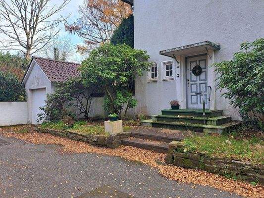 Hauseingang und Garage