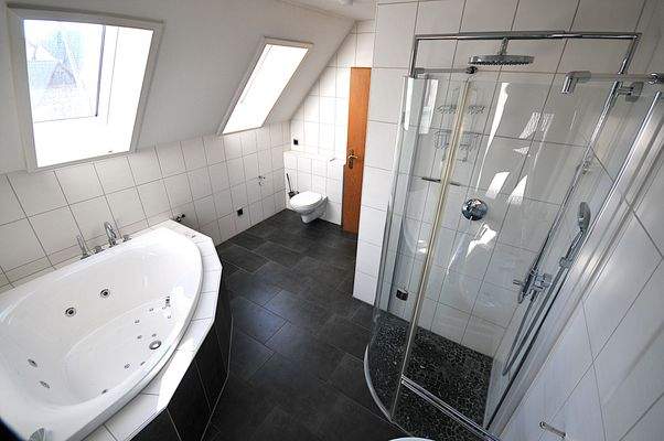 Neuwertiges Wellnessbad im OG