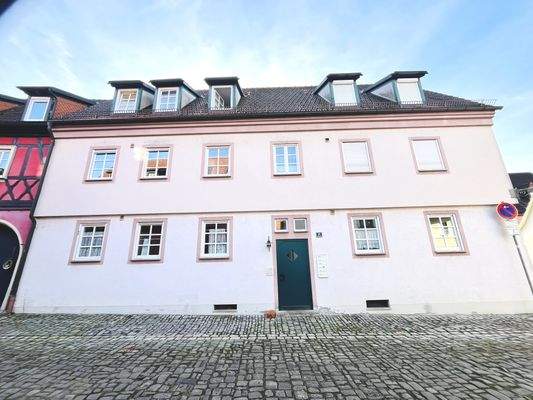 stattliches, traufständiges Gebäude mit zwei Vollgeschossen und ausgebautem Dach