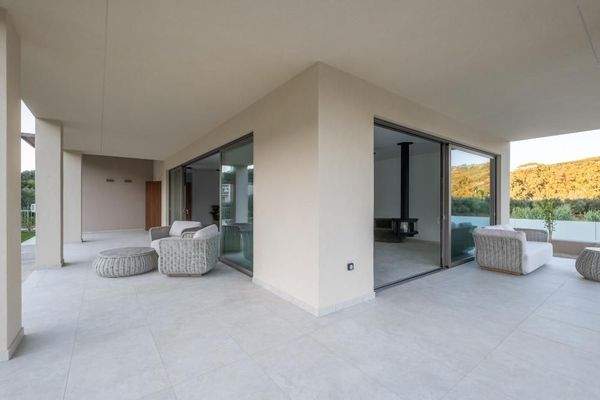 Kreta, Tavronitis: Zeitgenössisch eingerichtete Villa mit Pool zu verkaufen