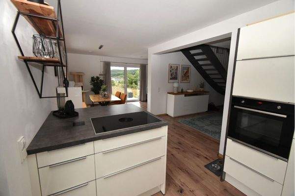 Küche mit Blick zum Essbereich