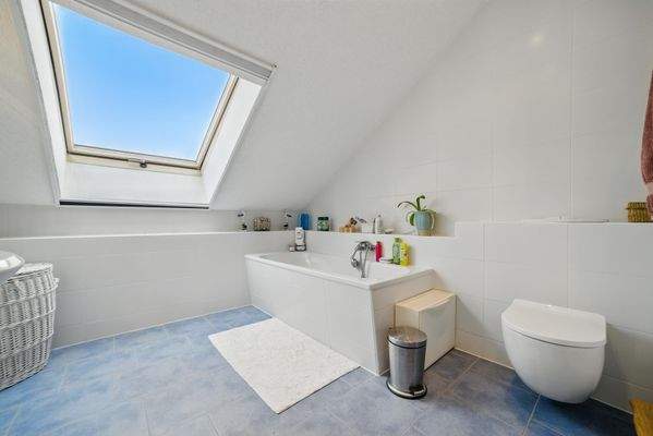 Tageslichtbad mit Badewanne