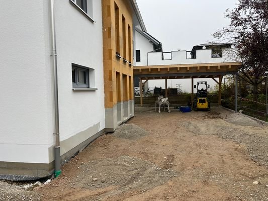 Eingang mit Carports