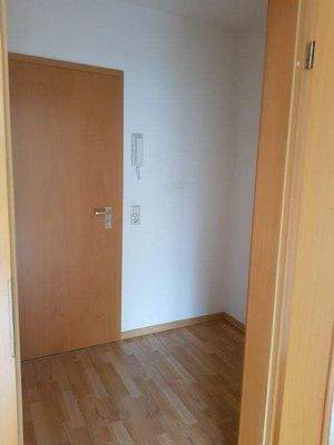 Flur mit Laminatboden-Belag. Platz für Schrank