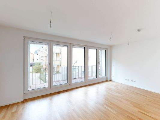 Wohn- und Essbereich mit Zugang zum Balkon