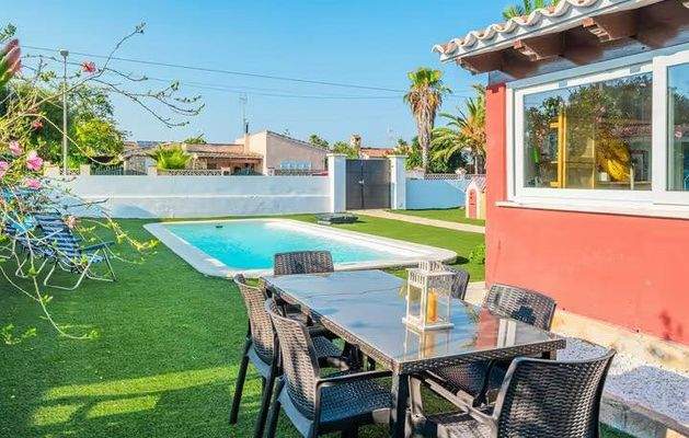 Villa mit Touristenlizenz in Meeresnähe zum Verkauf in Bahía Grande, Mallorca