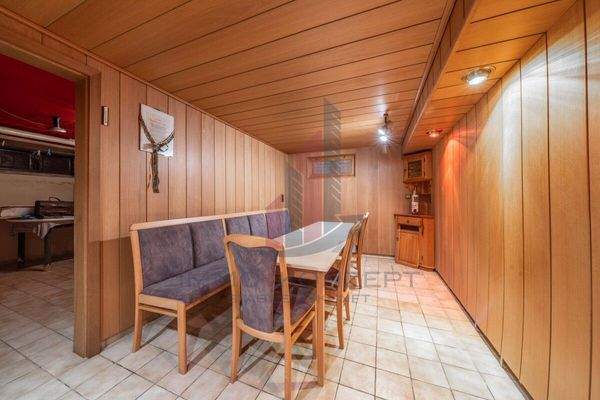 Im Keller befindet sich neben dem Partyraum