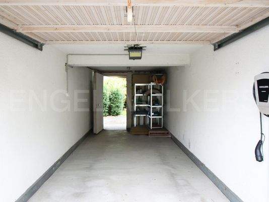 Geräumige Garage mit integrierter Ladestation